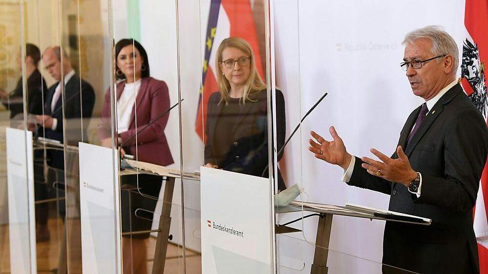 (v.l.) Markus Mair (CEO Styria Media Group), Landwirtschaftsministerin Elisabeth Köstinger (ÖVP), Wirtschaftsministerin Margarete Schramböck (ÖVP) und Georg Pölzl (CEO Österreichische Post AG) 