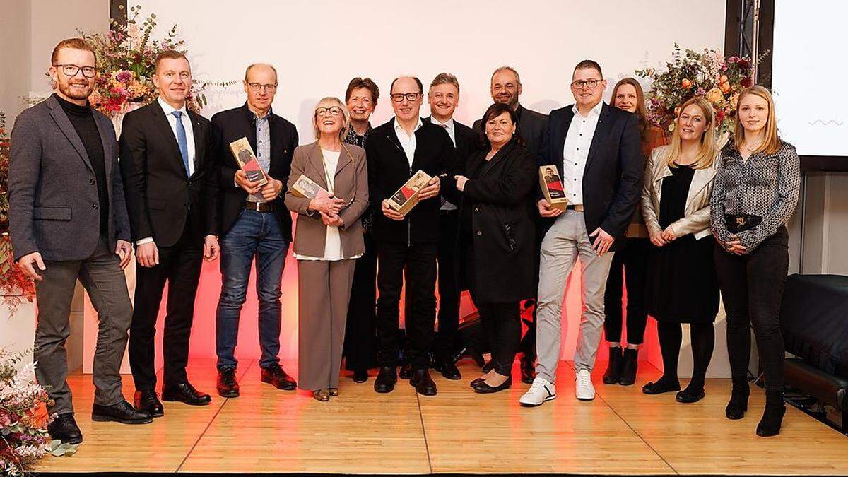 Die Preisträger Herbert Stefaner, Heidelinde Weis, Christian Wakonig und René Standmann (von links) mit ihren Preisen und umringt von den Sponsorenvertretern
