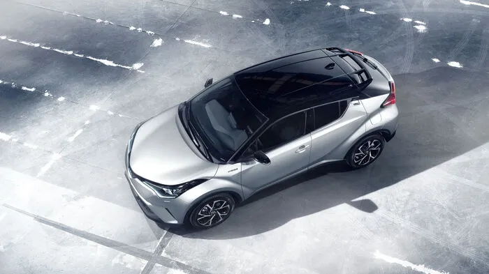 Beim C-HR geht Toyota beim Design eigene Wege: Sind die Modelle der Japaner sonst optisch eher zurückhaltend, klopft der C-HR in Sachen Styling ordentlich auf den Busch.