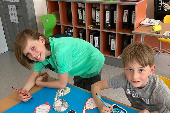 Lehrerin Brigitte Mauthner ergriff daraufhin die Initiative und fragte an, ob es nicht möglich wäre, die Wände mit Kinderzeichnungen etwas schöner zu gestalten. Nach Rücksprache mit Bürgermeister Erwin Eggenreich bekam man grünes Licht für die Aktion.