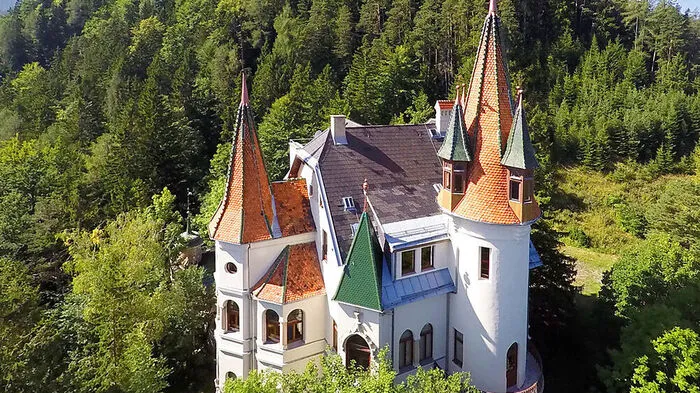 Das generalsanierte Schloss liegt auf 960 Meter Seehöhe am Semmering