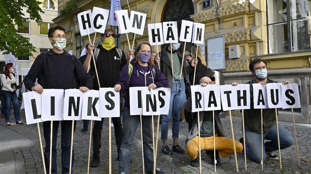 Anhänger der Links-Partei demonstrierten bei Straches Stimmenabgabe.