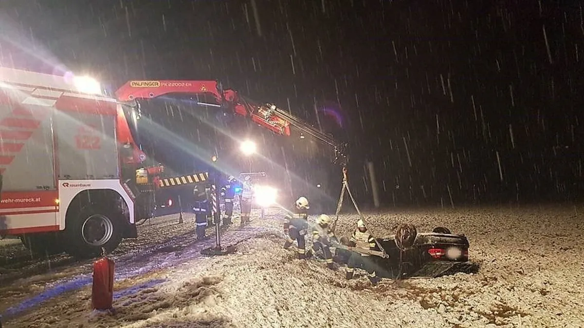 Der Unfallwagen blieb in einem Acker auf dem Dach liegen.