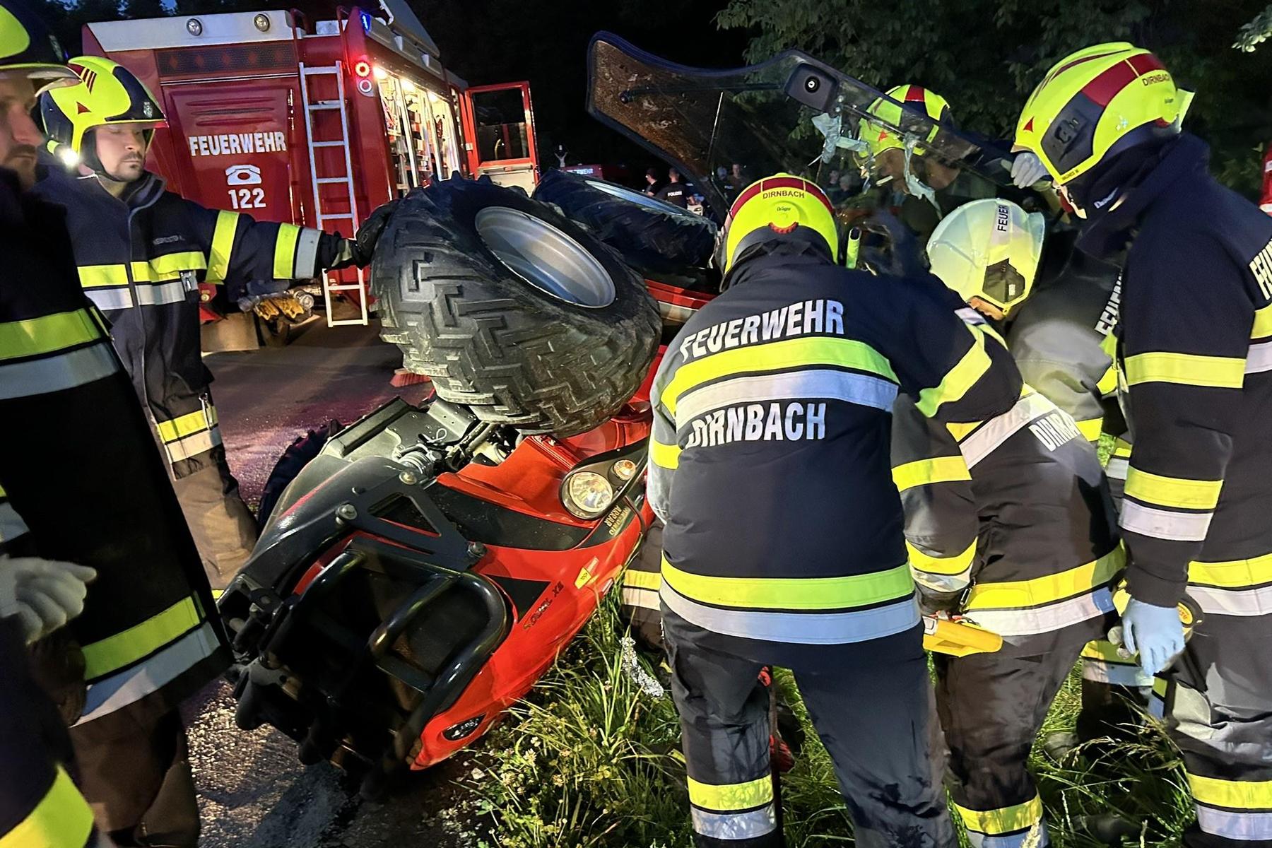 Traktor stürzte um: Lenker kam bei Unfall in Straden glimpflich davon