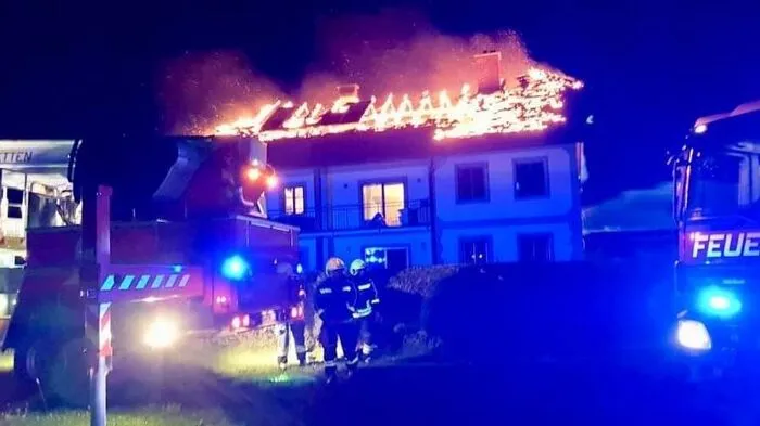 Zahlreiche Atemschutztrupps kämpften gegen die teils meterhohen Flammen
