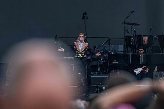 Elton John, diese überlebensgroße Pop-Majestät, schaute im Rahmen seiner "Farwell Yellow Brick Road"-Abschiedstournee auch in Graz vorbei und verabschiedete sich von seinen Fans - rund 10.000 waren gekommen - mit einem zweieinhalbstündigen Hitreigen...