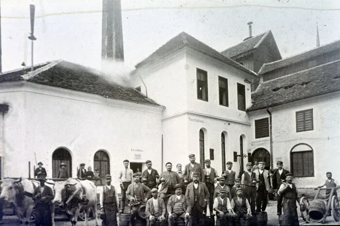 Hier sieht man das Personal der Brauerei Hold.