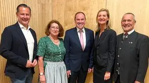 Landtagsabgeordneter Andreas Thürschweller, Vize Theresia Muhrer, Bürgermeister Elmar Steiner, Bezirkshauptfrau Doris Bund und Altbürgermeister Adolf Meixner (v. l.)
