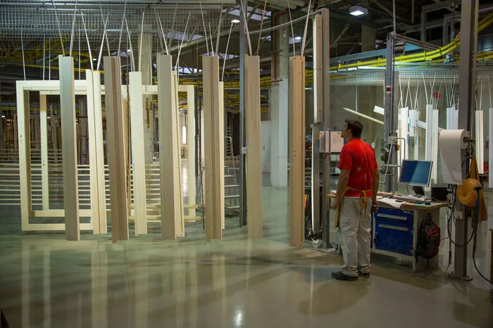 In der Produktion von Kunststofffenstern sind automatische Anlagen bereits Standard, sagt Klinger, während Internorm bei den Holz-Alu-Einheiten nun Neuland betritt.