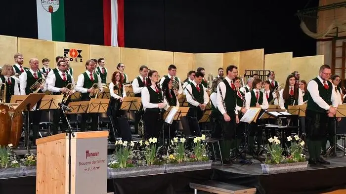 Die Stadtmusikkapelle Murau feiert dieses Jahr ihr 150-jähriges Bestehen, nun wurde zum Frühlingskonzert in die WM-Halle Murau geladen. Zu Beginn des Konzertes begrüßte Obmann Stefan Berger, er spielt Tuba, einige Ehrengäste wie Stadtpfarrer Thomas Mörtl, Bürgermeister Thomas Kalcher, Bezirksobmann Klaus Hösele und Bezirkskapellmeister Helmut Eichmann.