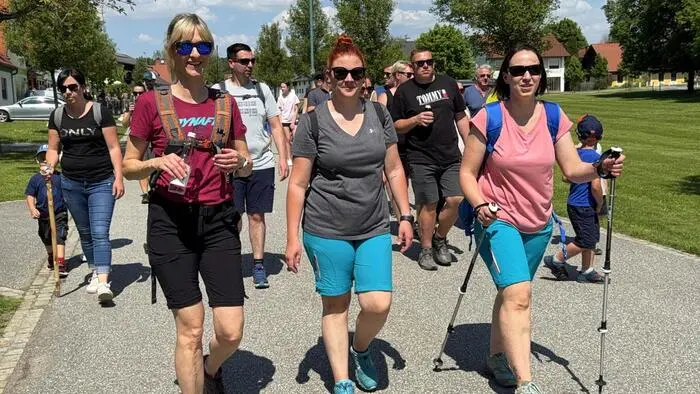 Eine große Wanderschar machte sich bei Kaiserwetter am Staatsfeiertag mit Start und Ziel beim Dorfanger Übersbach auf den Weg beim traditionellen Wandertag