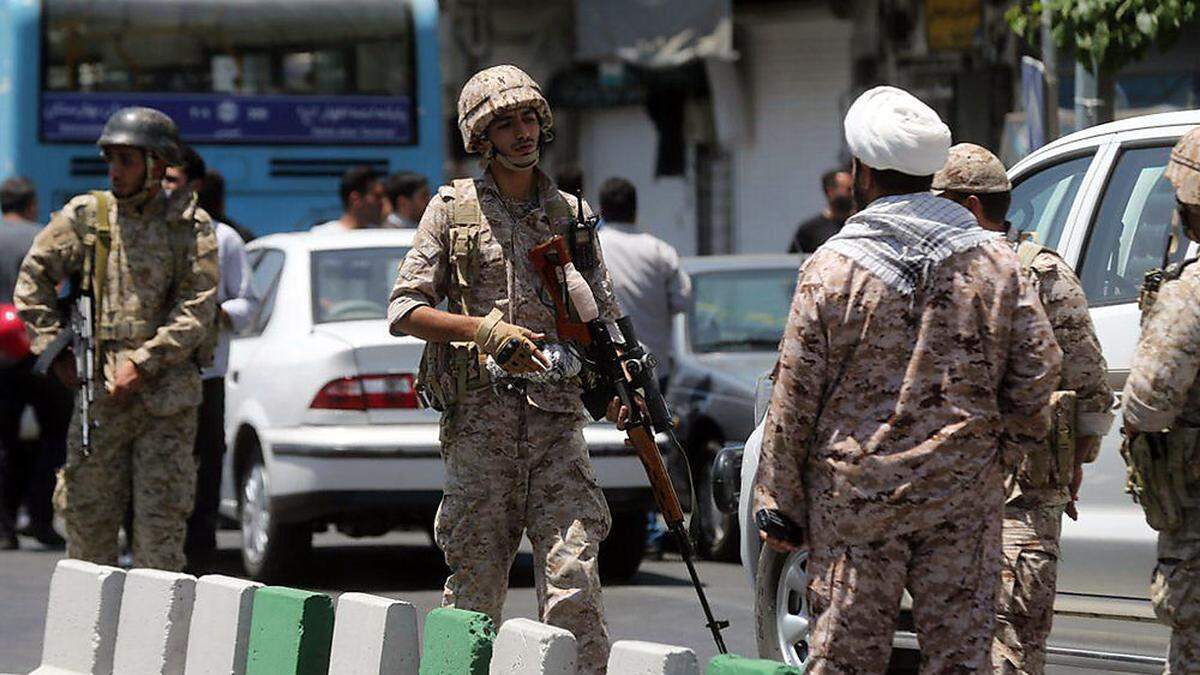 Pasdaran vor dem Parlament in Teheran