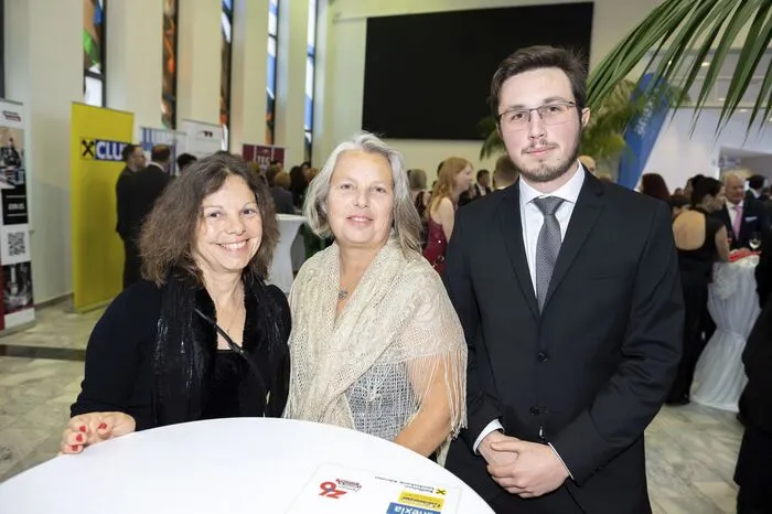 Zur Balleröffnung, die von Magdalena Moser und Florian Knaus moderiert wurde, begrüßte Direktor Hubert Lutnik am Ball auch Landesrätin Beate Prettner, die Landtagsabgeordneten Ruth Feistritzer und Stefan Sandrieser, Bürgermeister Christian Scheider und seinen Vize Philipp Liesnig, Stadträtin Sandra Wassermann sowie die Präsidentin des Triathlonverbandes Constance Mochar.