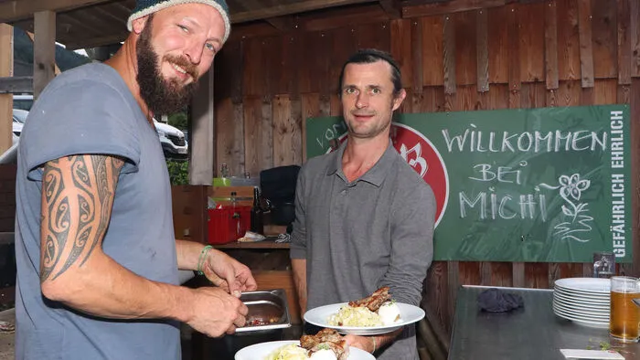 Kulinarisch wurden die zahlreichen Gäste von Grillmaster Wilhelm "Willi" Gatterning und Michael "Michi" Jost verwöhnt.