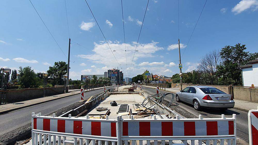 Die Schienen-Baustelle auf der Bertha-von-Suttner-Brücke steht derzeit still