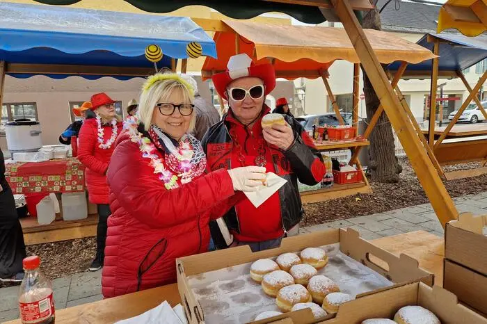 Für alle Besucher gab es kostenlos Krapfen, solange der Vorrang reichte.
