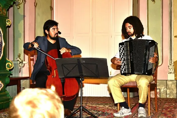 Musikalisch stimmungsvoll untermalt vom Duo Portes de Fer erzählten Katharina Ludwig und Florian Kager Märchen, danach begeisterten Roxana Küwen Arsalan mit Fußjonglage und der Argentinier Robert White die allerjüngsten Besucher mit seinem Figurentheater.