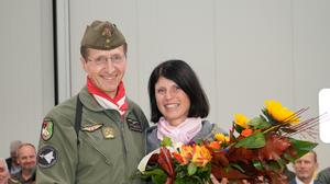 Roland Miedler bedankt sich bei seiner Frau Silvia mit einem Blumenstrauß