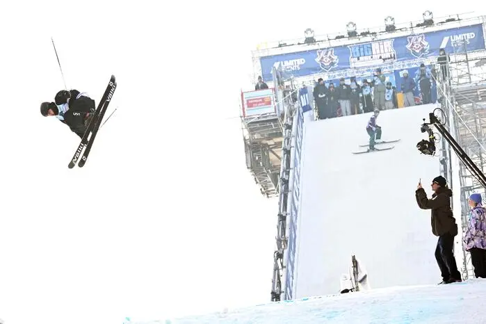 ABD0083_20250102 - KLAGENFURT - ÖSTERREICH: Hannes Rudigier (AUT) beim Freeski Big Air Training der Männer am Donnerstag, 2. Jänner 2025, beim FIS-Weltcup in Klagenfurt. - FOTO: APA/BARBARA GINDL