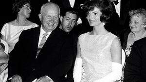Jackie Kennedy und Nikita Chruschtschow beim Empfang in Schönbrunn