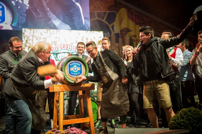 Hausherr Klaus Leutgeb und Premstättens Bürgermeister Anton Scherbinek erledigten den Bieranstich.