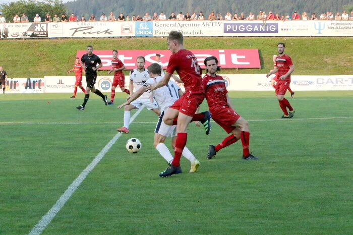 Jedoch nach 90 Minuten stand es 3:0 für die Hausherren, die mit 3 Punkten glücklich Richtung Umkleidekabine marschierten. 