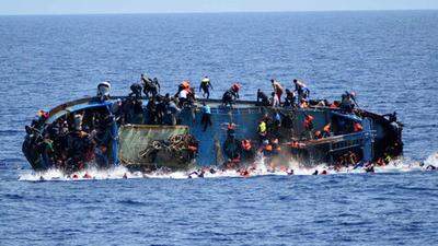 Ein gekentertes Schiff vor der Küste Italiens