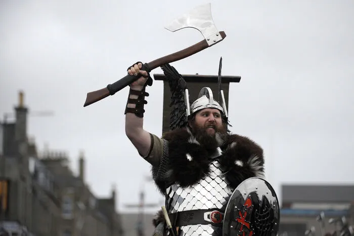 Die Teilnehmer ziehen in einer Prozession zu verschiedene Stationen in Lerwick und singen. Das Fest endet traditionell in einem Fackelumzug und einem großen Leuchtfeuer.