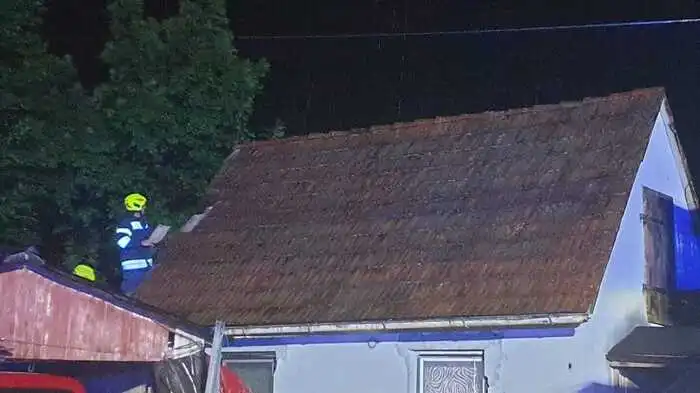 Um kurz vor 23 Uhr heulten die Sirenen für die FF Thondorf - es hieß zuerst "Dach weggerissen, Personen im Haus", glücklicherweise stellte sich rasch heraus, dass lediglich ein paar Ziegel vom Dach gefallen waren.