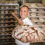 Brotsommelier Martin Wienerroither präsentiert verschiedene Brotspezialitäten