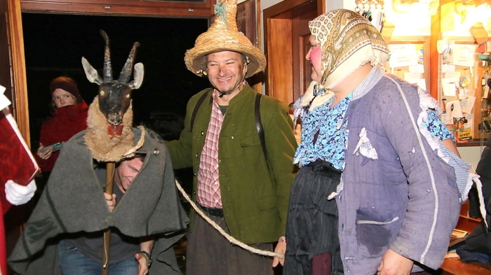 Beim Gößnitzer Nikolospiel, einem über 150 Jahre alten Stegreifspiel, trieben Bettelmandl und Bettelweibl mit der Habergeiß ihr Unwesen in der Stube der Familie Kohlbacher vulgo Hierzegger in Hochgößnitz.