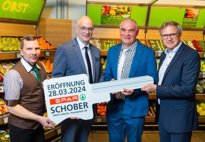 Wiedereröffnung in Leibnitz: Marktleiter Markus Greben, die beiden Chefs Markus und Siegfried Schober sowie Spar-Geschäftsführer Christoph Holzer