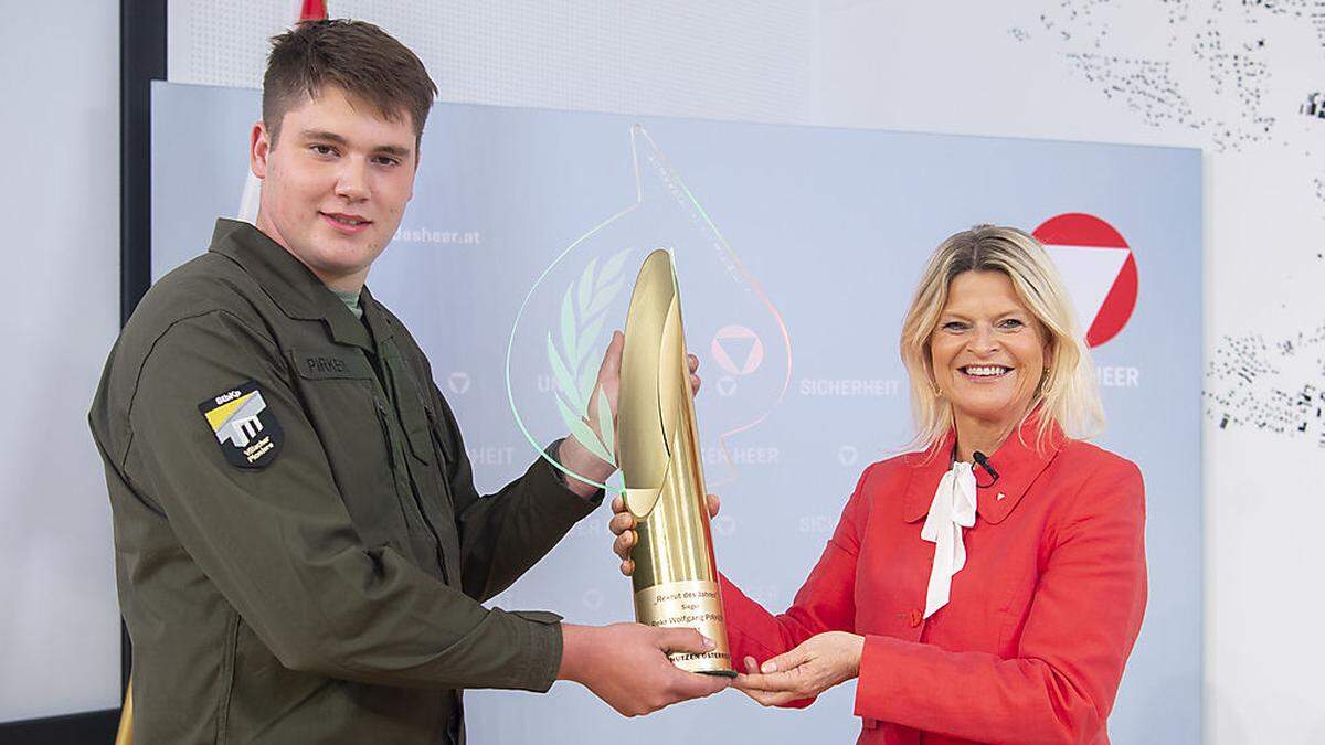 Wolfgang Pirker erhielt die Trophäe von Verteidigungsministerin Klaudia Tanner