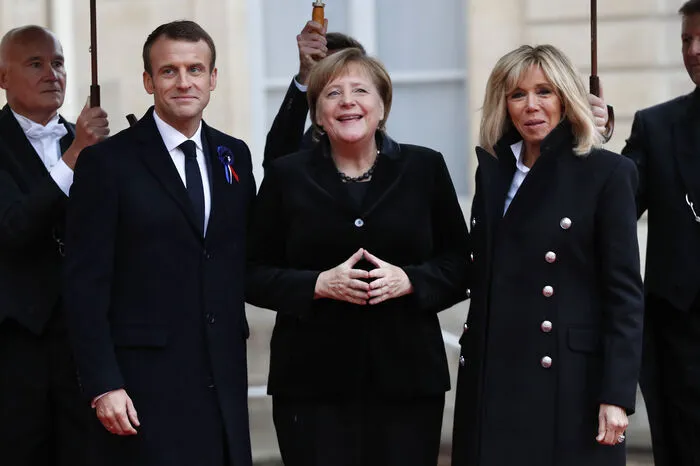 Am Nachmittag sollten die Staats- und Regierungschefs  an der ersten Ausgabe des Pariser Friedensforums teilnehmen, bei dem die deutsche Kanzlerin Angela Merkel die Eröffnungsrede halten wird.