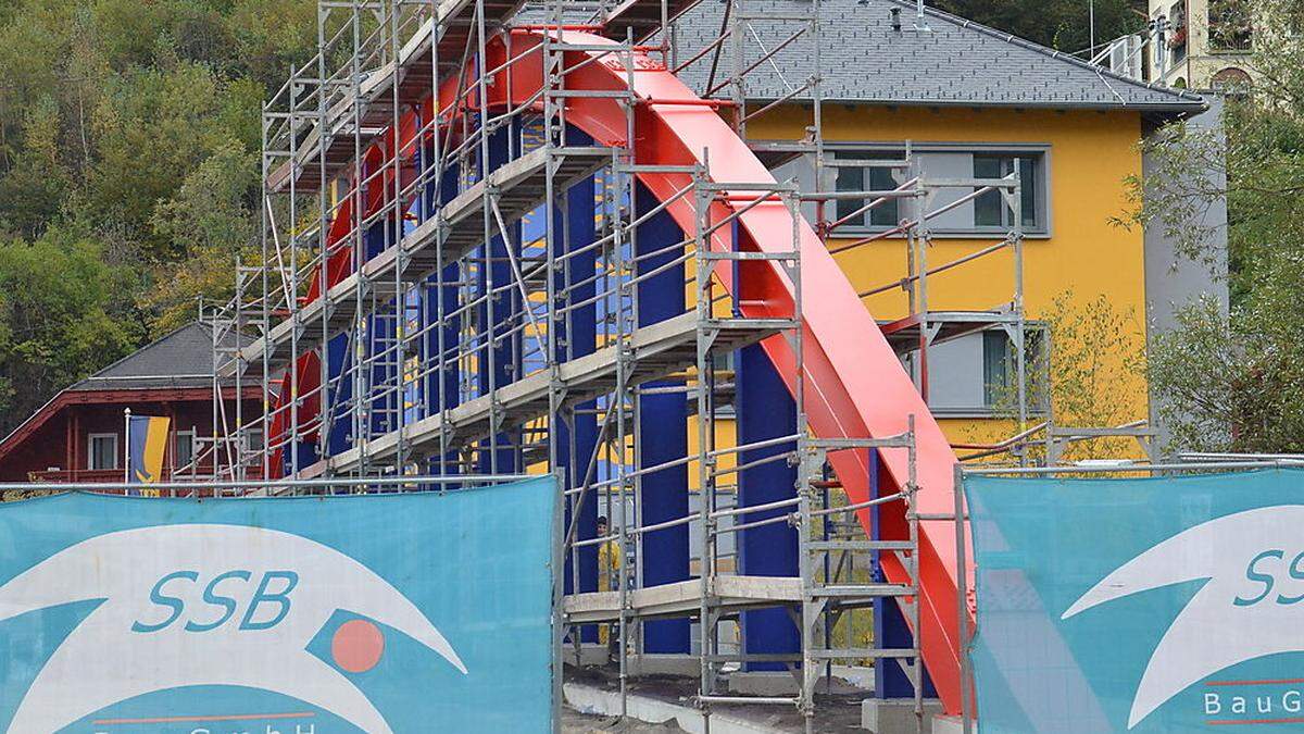 Die neuen Farben der Brücke vor dem bunten Gemeindeamt in Möllbrücke