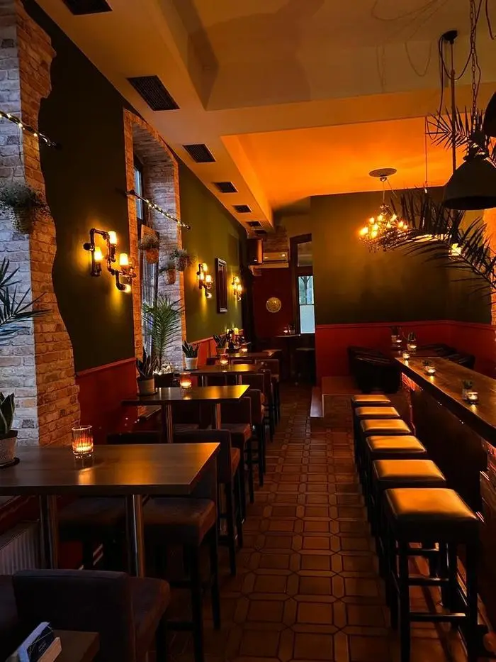 Die Bar wurde zu einer dunkel-heimeligen spanischen Tapas-Bar umgebaut