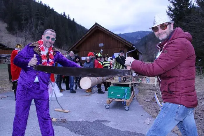Bei der Hütte des ESV trafen sich sehr viele Gallmannsegger und darüber hinaus, unter ihnen auch Bürgermeister Bernd Gratzer (r.) und sein Vize Harald Scherz. 
