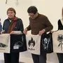Schick und solidarisch: das Team von < rotor > mit den für „Office Ukraine“ produzierten Tragtaschen, die auf dem Kunstmarkt verkauft werden