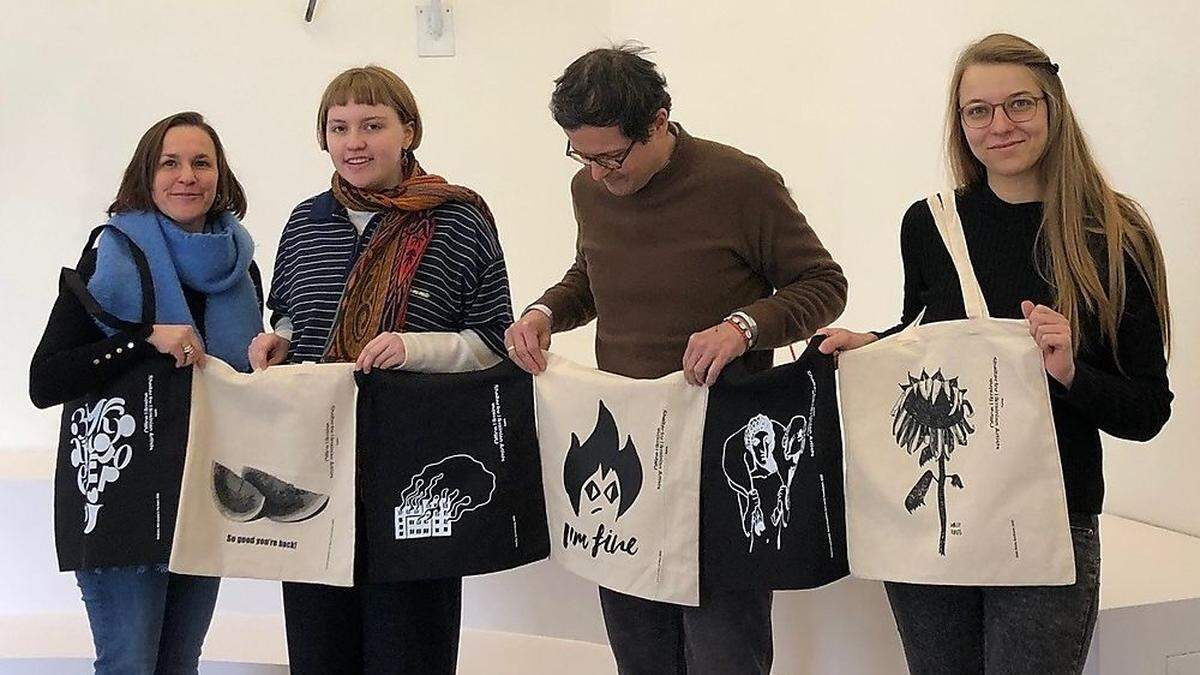 Schick und solidarisch: das Team von &lt; rotor &gt; mit den für „Office Ukraine“ produzierten Tragtaschen, die auf dem Kunstmarkt verkauft werden