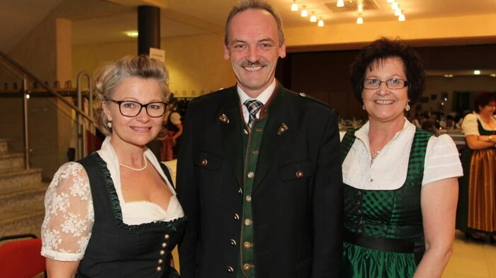 Bürgermeister Johann Kaufmann mit Ballbesuchern.