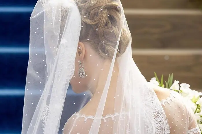 Brautkleid mit langem Spitzenschleier