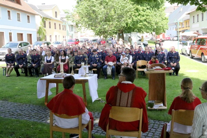 Nach der Feldmesse mit Tragkraftspritzensegnung durch Pfarrer Ante Duvnjak wurde zum Frühschoppen mit den „3 Wilderern“ geladen. 