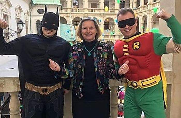 Landtagspräsidentin Vollath mit Batman und Robin
