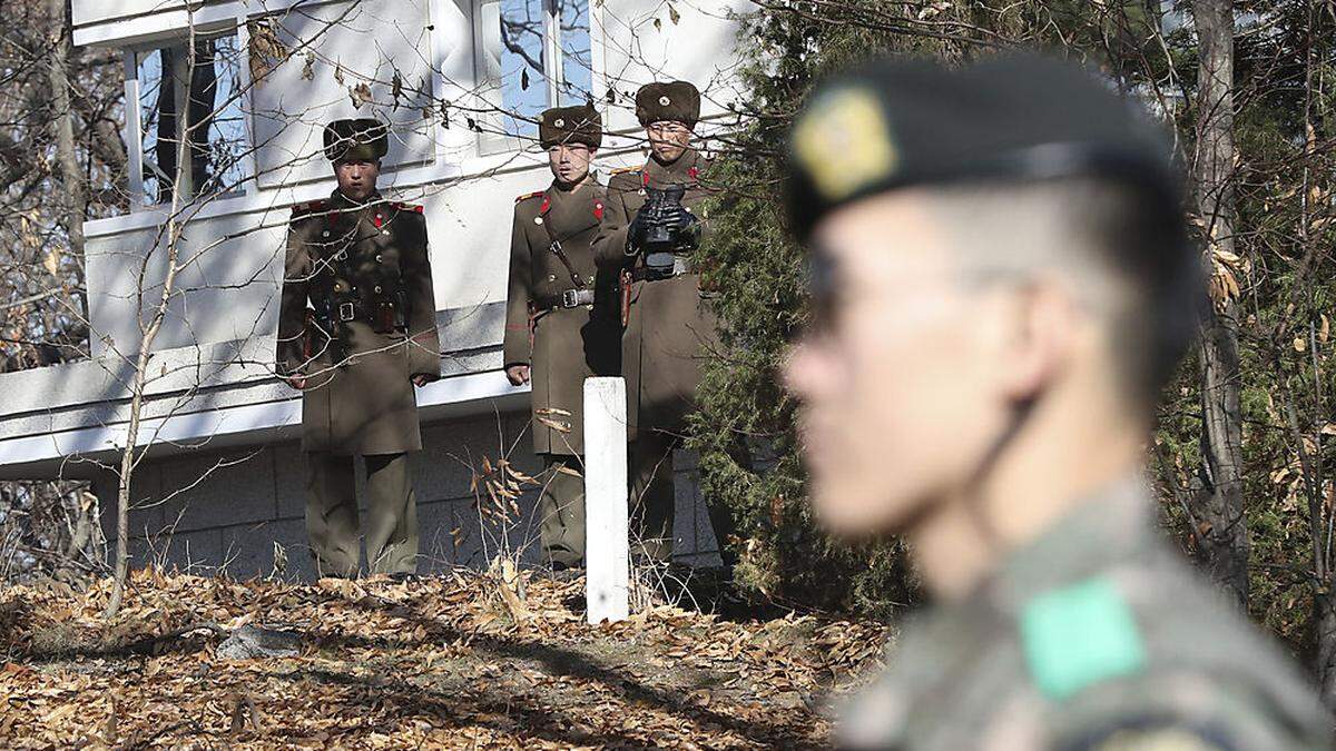 Nordkoreanische Soldaten blicken nach Südkorea