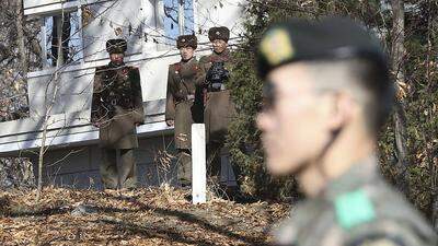 Nordkoreanische Soldaten blicken nach Südkorea