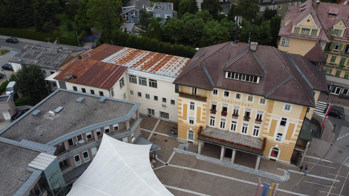 Das Gemeindeamt Velden und die beiden Häuser links davon werden umgebaut