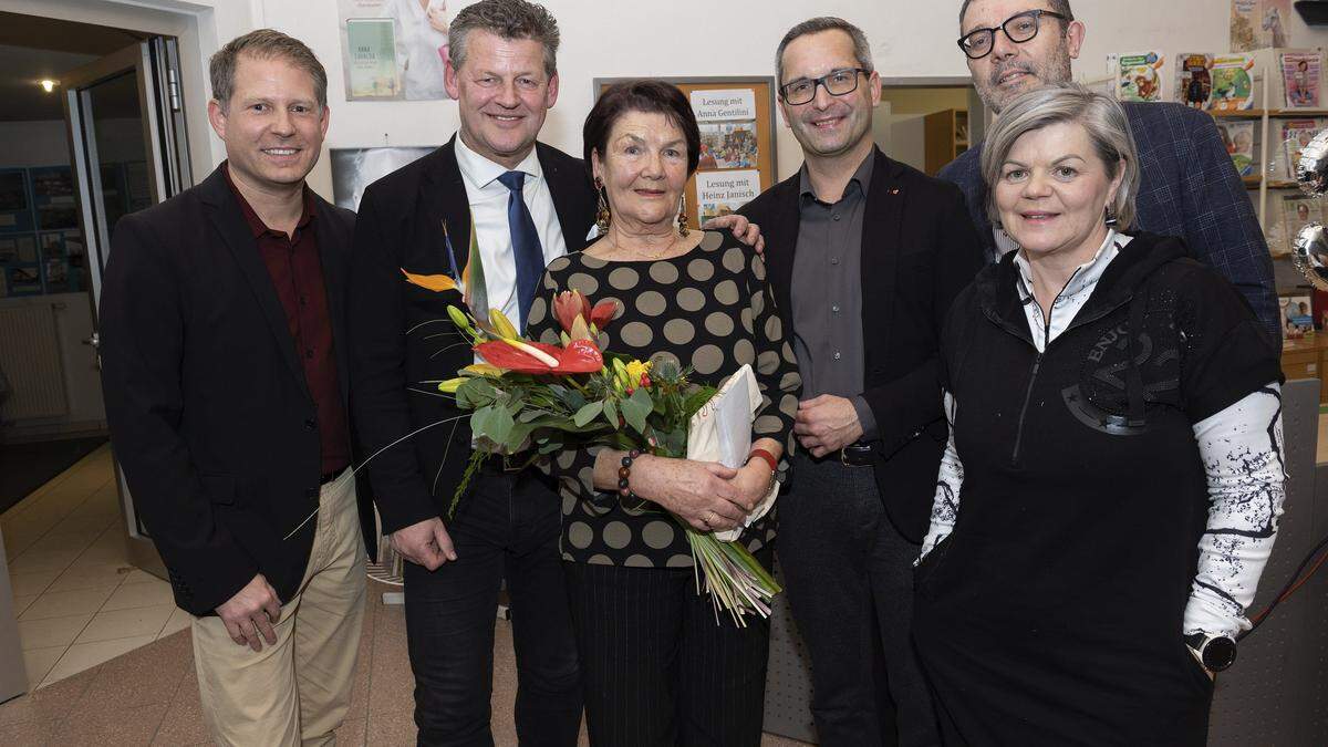 Bürgermeister Christian Scheider mit Kulturreferent Franz Petritz, Bibliotheksleiterin Brita Grumeth, Gemeinderat Manfred Jantscher sowie Landtagsabgeordnete Ruth Feistritzer und Markus Steindl (links)