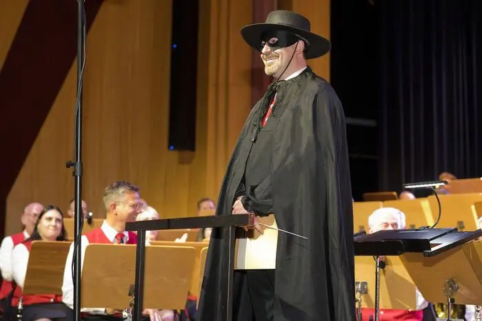 Höhepunkte des Abends waren die Ehrungen verdienter Musiker sowie die fulminante „Zorro“-Showeinlage von Kapellmeister Klade.