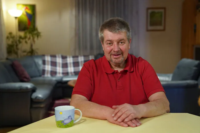 Edmund, 62, pensionierter Personalverrechner aus Niederösterreich, hat eine lange Ehe hinter sich. Nach 25 Jahren Alltag „passierte“ ihm seine erste Affäre, acht Jahre später die zweite und die Ehe zerbrach: „Ich bin vom Sternzeichen Zwilling und dürfte auch beziehungsmäßig völlig falsch verstanden haben, dass man alles doppelt braucht.“ Rückwirkend betrachtet gesteht sich Edmund ein, Fehler gemacht zu haben. Aber, der Single ist überzeugt: „Wenn die Beziehung in Ordnung ist, ist jeder treu. Auch ich.“ Sein Leben teilt er im Moment nur mit seiner geliebten Hündin Maya, das soll sich durch die „Liebesg’schichten und Heiratssachen“ ändern. Der Niederösterreicher wünscht sich eine Frau, die „ihn lieb hat, verschmust ist und ein bisschen erotisch“. Zu jung sollte die Zukünftige bitte nicht sein, „ich trage ungern Schultaschen nach Hause.“ Edmund lässt der neuen Dame an seiner Seite noch etwas Erfreuliches ausrichten: „Ich putze, koche und wasche selbst. Ich brauche weder eine Putzfrau noch eine Krankenschwester, sondern eine Partnerin.“