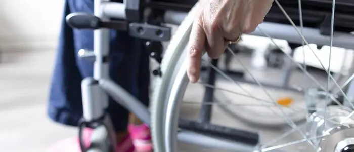 Der Pensionist braucht im Alltag einen Rollstuhl,